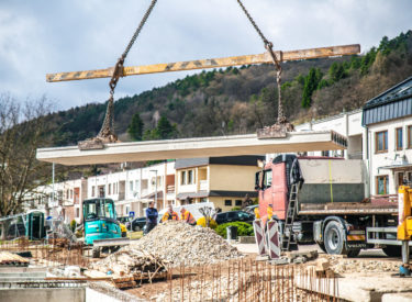 osadenie stropného panela - váhadlo, klieštiny, žeriav