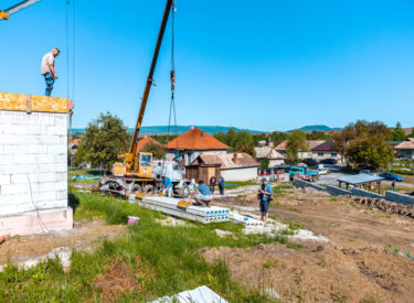 stropný panel - upevnenie klištiny